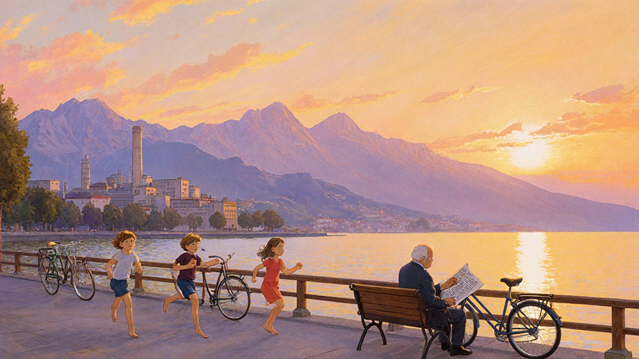 Famiglia che passeggia al tramonto lungo il lago, con montagne e barche in lontananza.